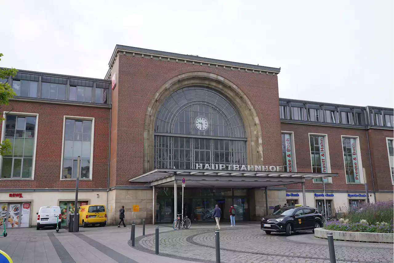 Messerstecherei vor Bahnhof im Norden – ein Schwerverletzter