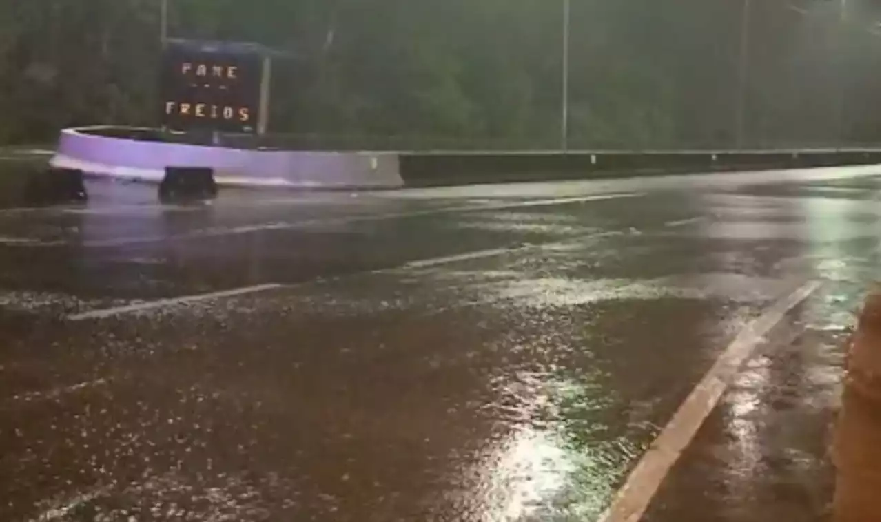 Deslizamento de terra bloqueia rodovia entre Curitiba e Litoral do Paraná