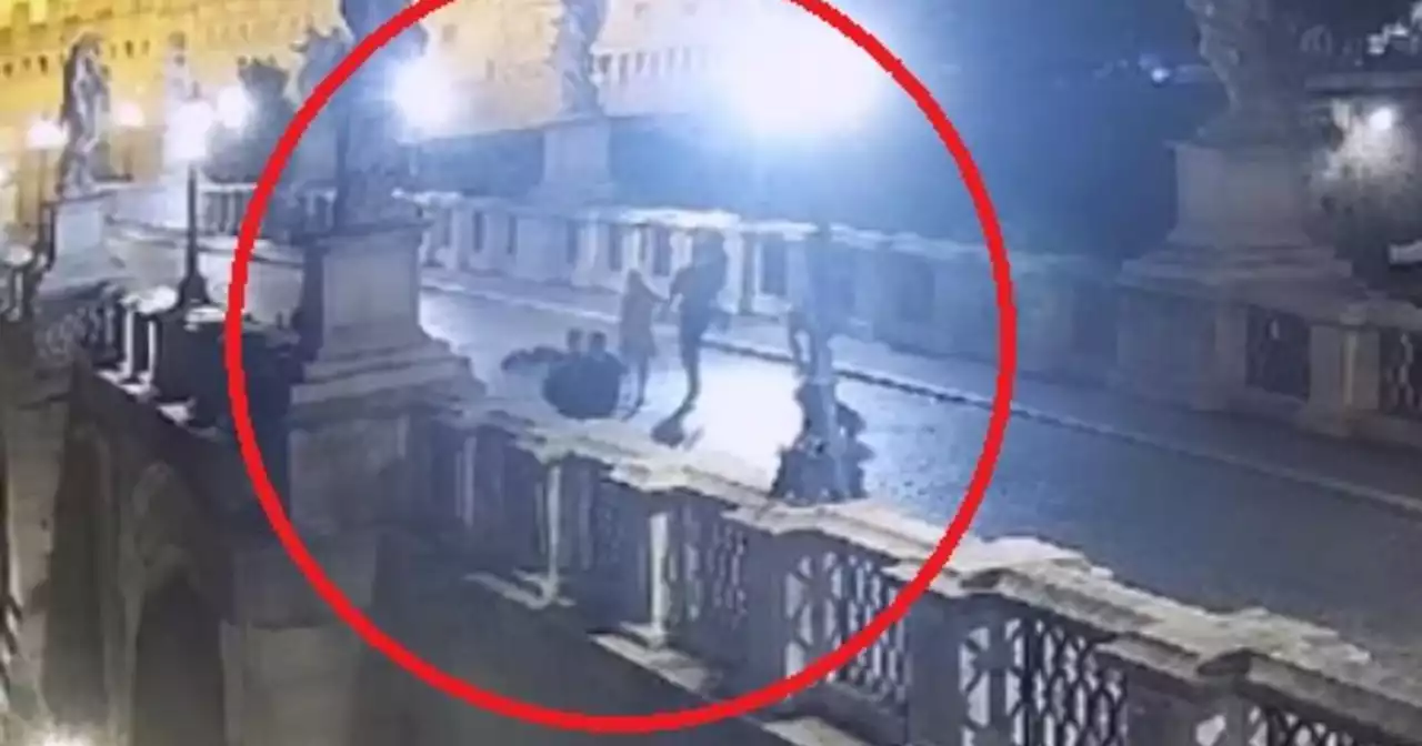 Roma, deturpata la statua a ponte Sant'Angelo: l'artista pubblica il video dell'atto vandalico