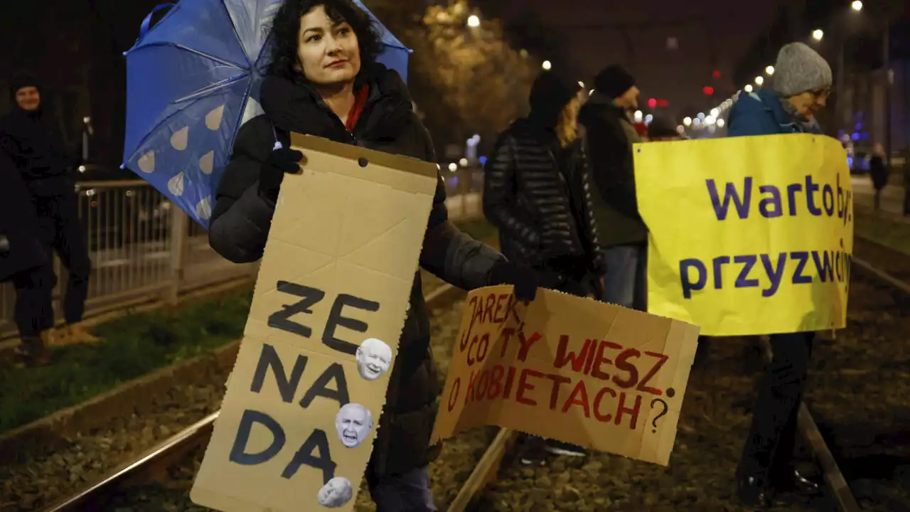 Pologne: manifestation de femmes devant chez le dirigeant Jaroslaw Kaczynski