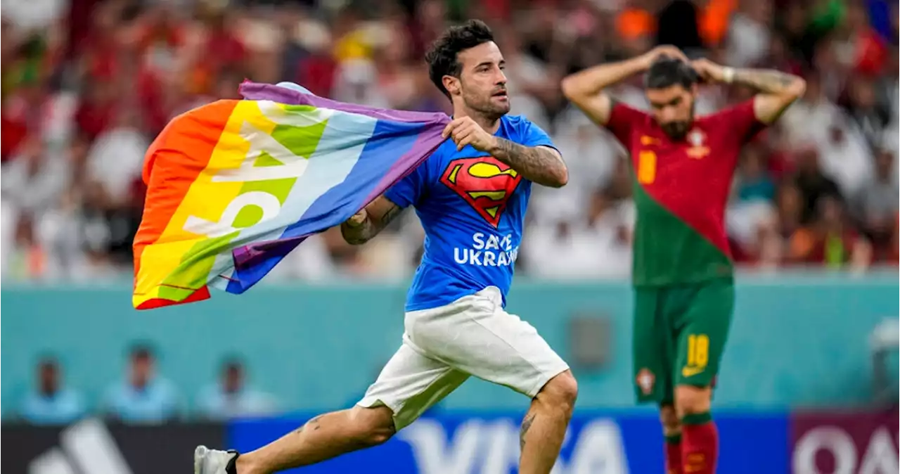 Fan con bandera arcoíris entra a cancha de Lusail e irrumpe en partido del Mundial