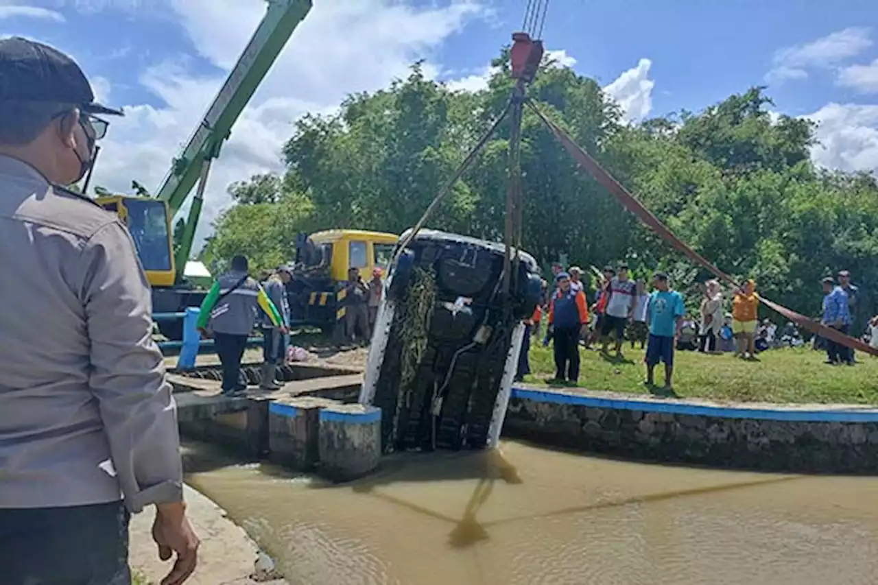 Gara-gara Share Loc, Mobil Ayla Nyemplung ke Saluran Irigasi di Sukoharjo