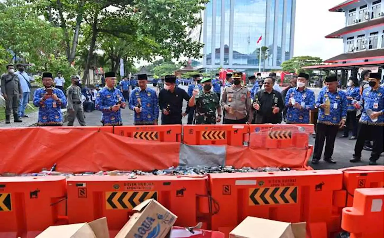 Jelang Nataru, Satpol PP Sukoharjo Musnahkan Ribuan Liter Miras