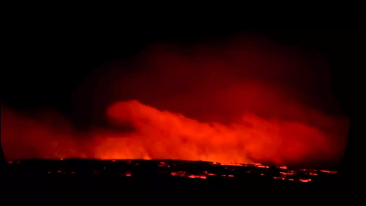 World's largest active volcano, Mauna Loa, erupts in Hawaii; moves to northeast rift zone