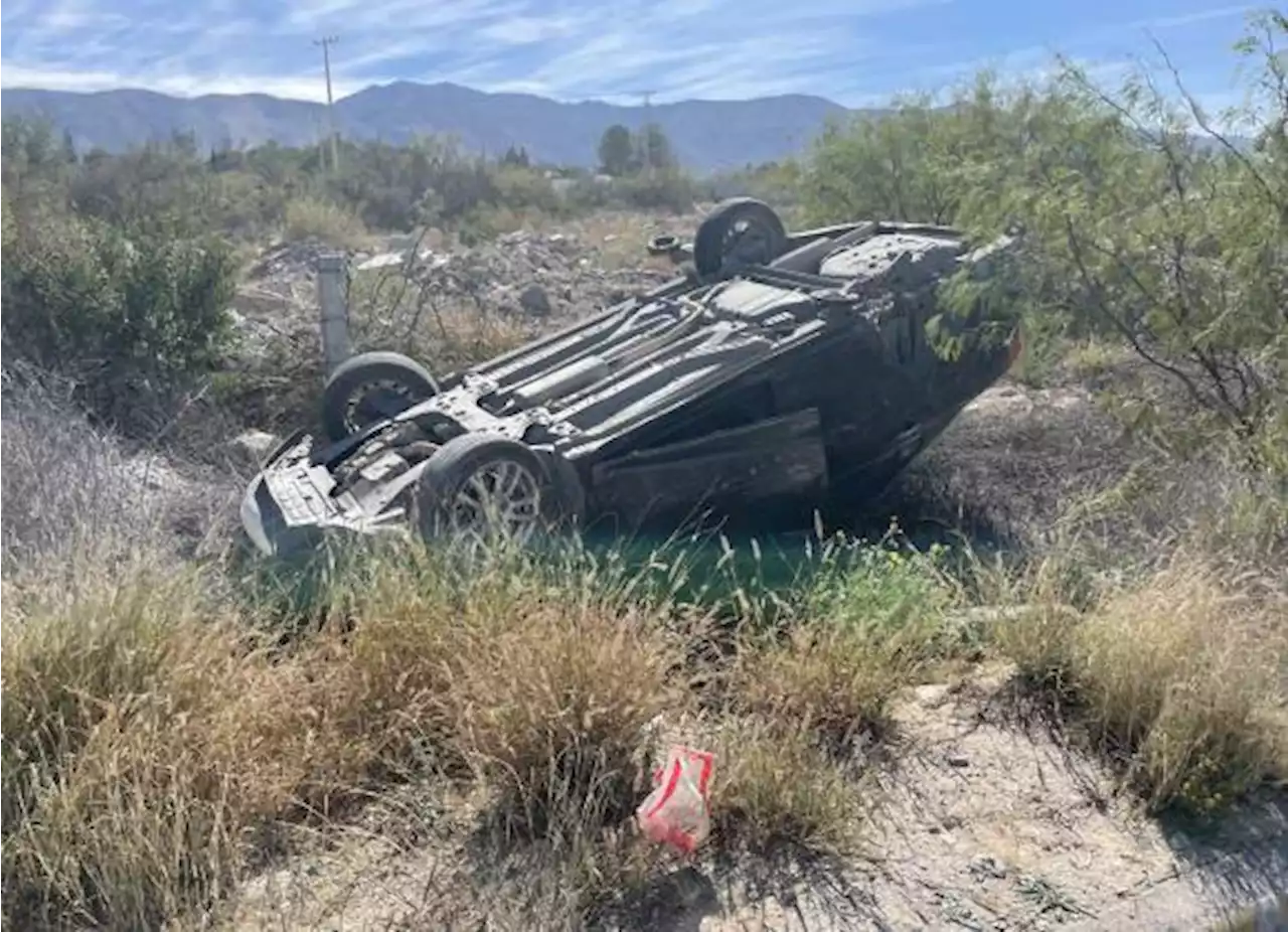 Mujer se dirige a la universidad y vuelca sobre terreno baldío en Saltillo