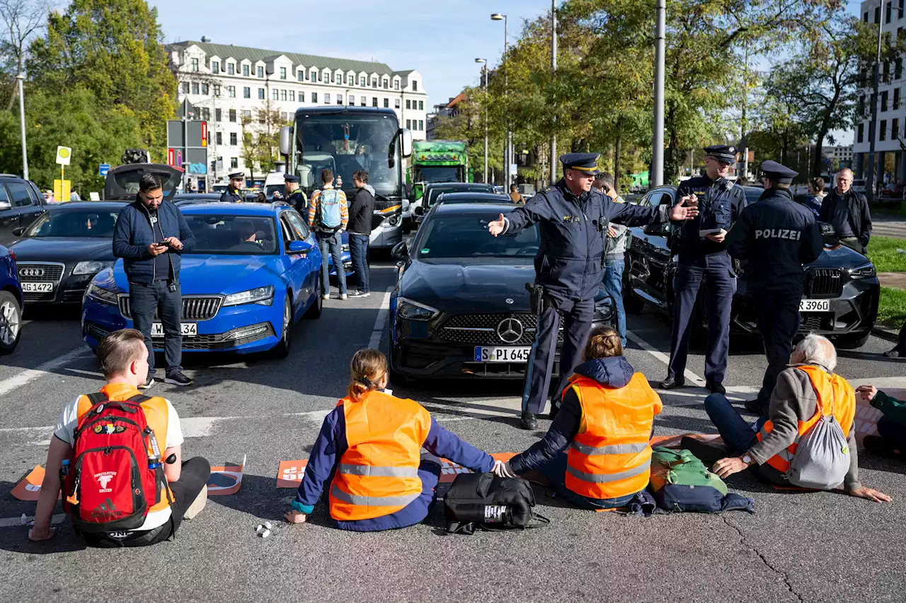 Klimaprotest: Aktivisten kleben sich am Stachus fest