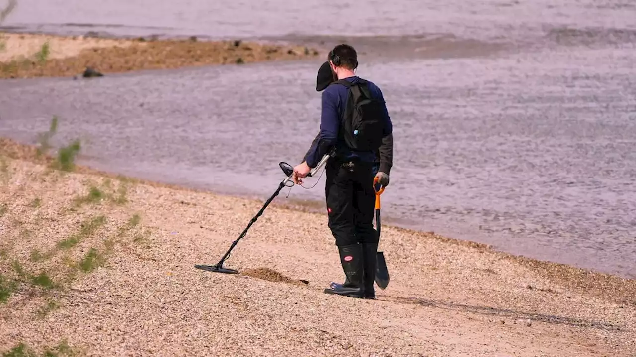 A la recherche d'objets précieux avec son détecteur de métaux, il tombe sur un butin très olé-olé