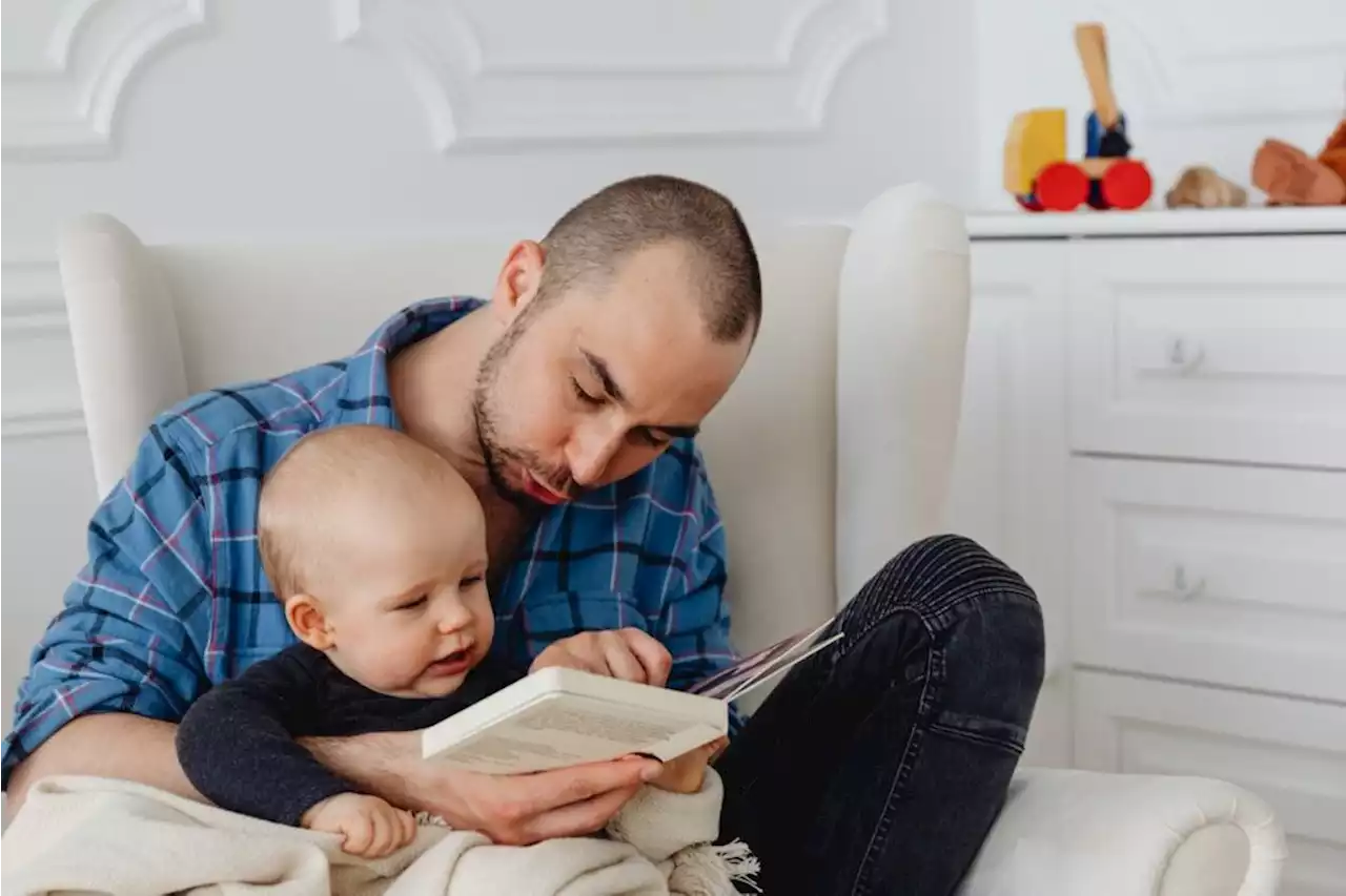 Il demande à sa copine de le payer pour garder leur fils malade à la maison