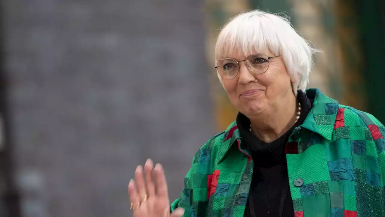 Umstrittene Kuppel-Inschrift: Claudia Roth verteidigt künstlerische Aufarbeitung von Bibel-Zitat am Humboldt Forum