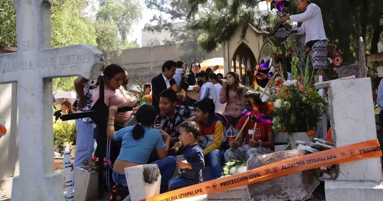 CDMX: Más de 300 mil personas visitan los panteones; hay saldo blanco