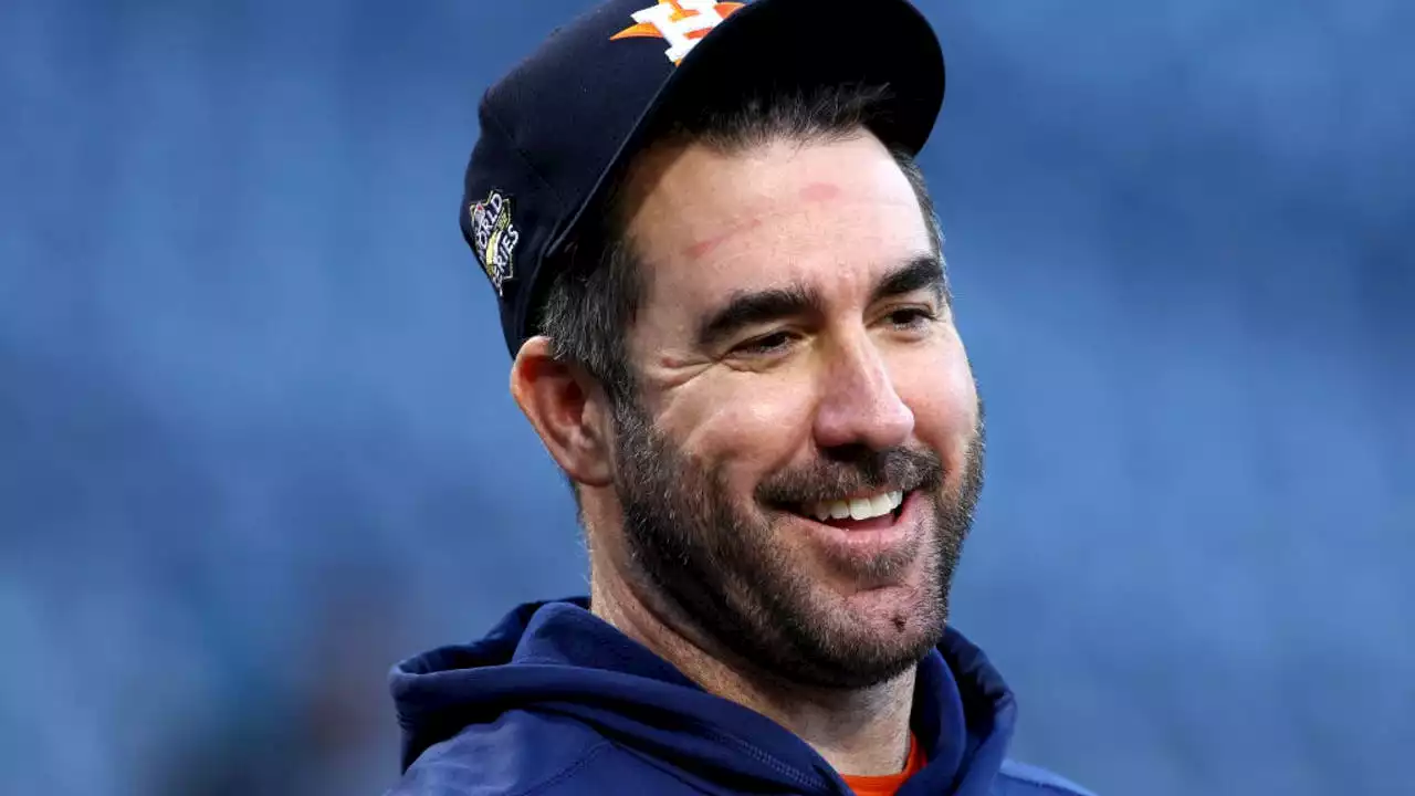 Astros Verlander flips script and gives thumbs-up to Phillies fans