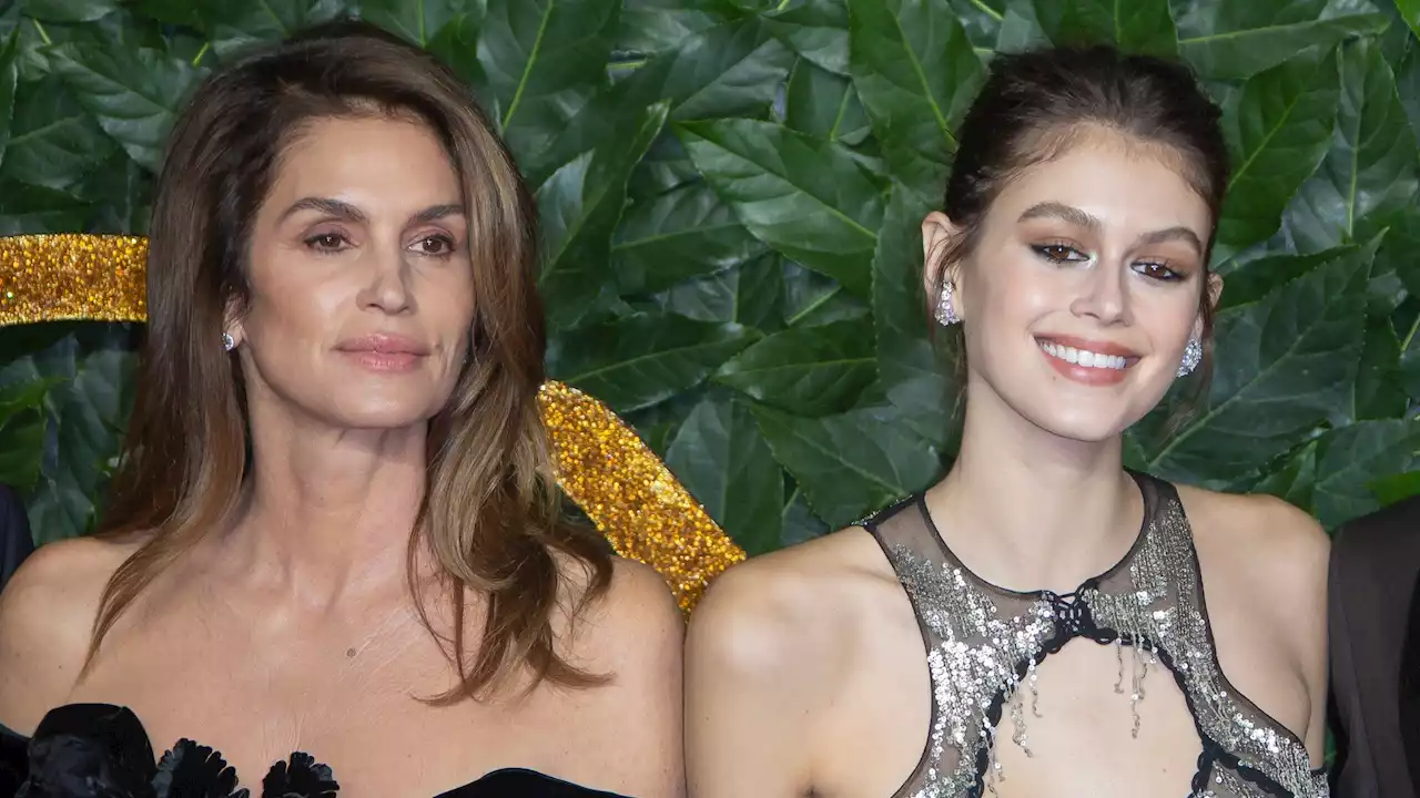 Cindy Crawford, 56 ans, à tomber dans une robe méga fendue empruntée à sa fille de 21 ans, Kaia Gerber - Grazia