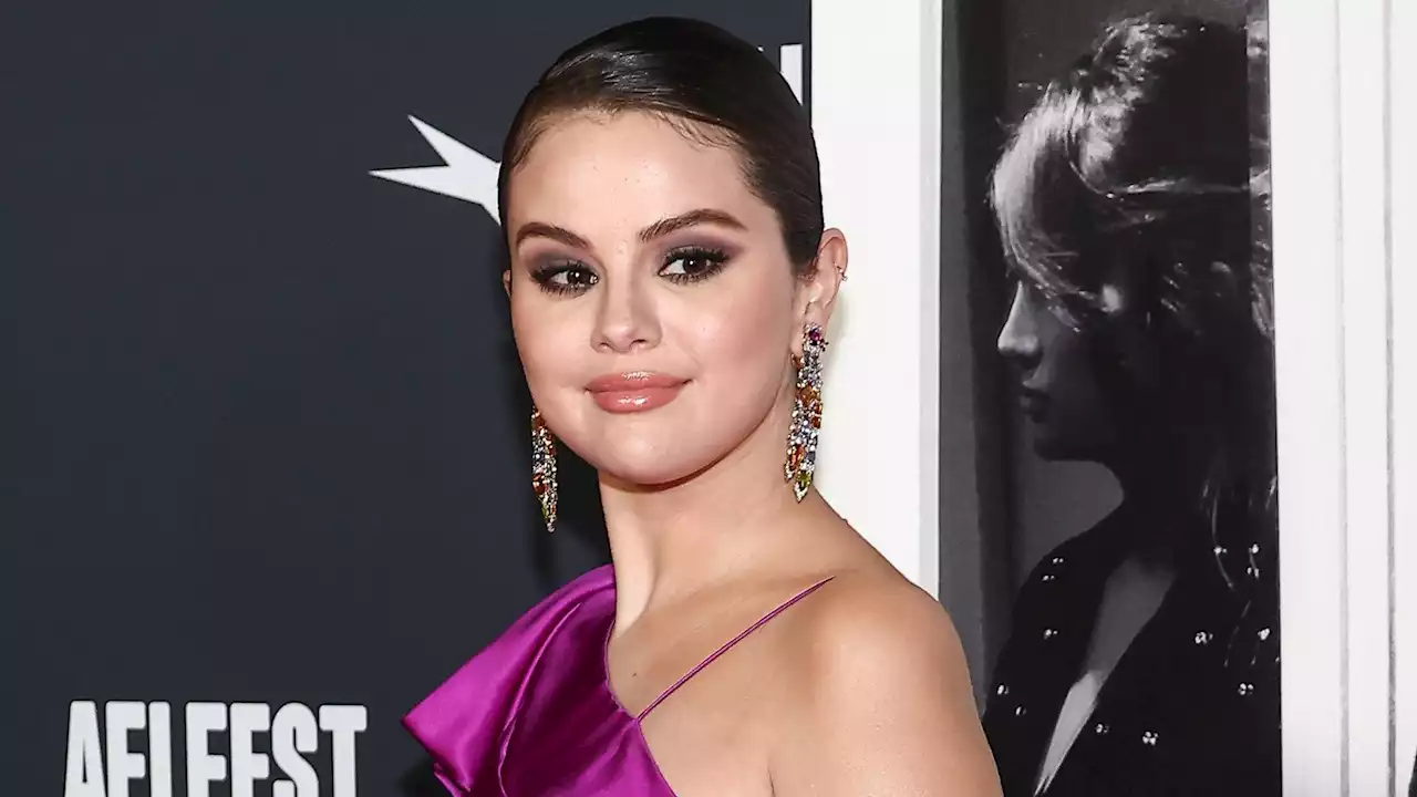 Selena Gomez lumineuse dans une robe en satin magenta pour un événement très spécial - Grazia