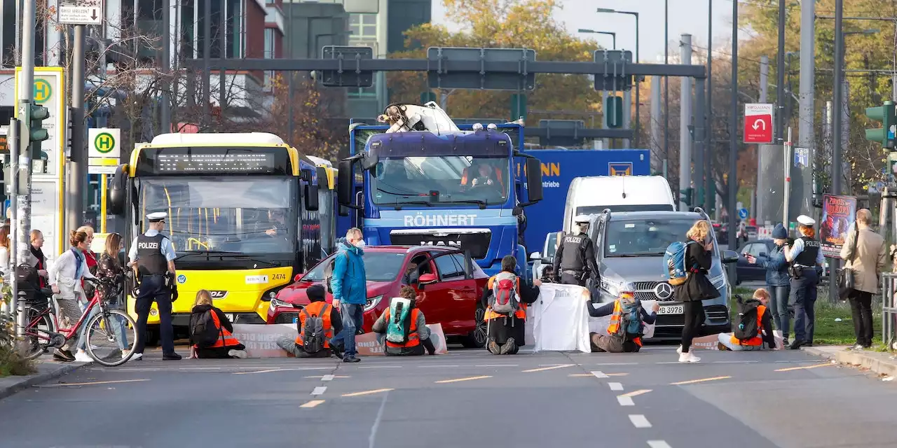 Klima-Aktivisten blockieren Retter – Radfahrerin stirbt