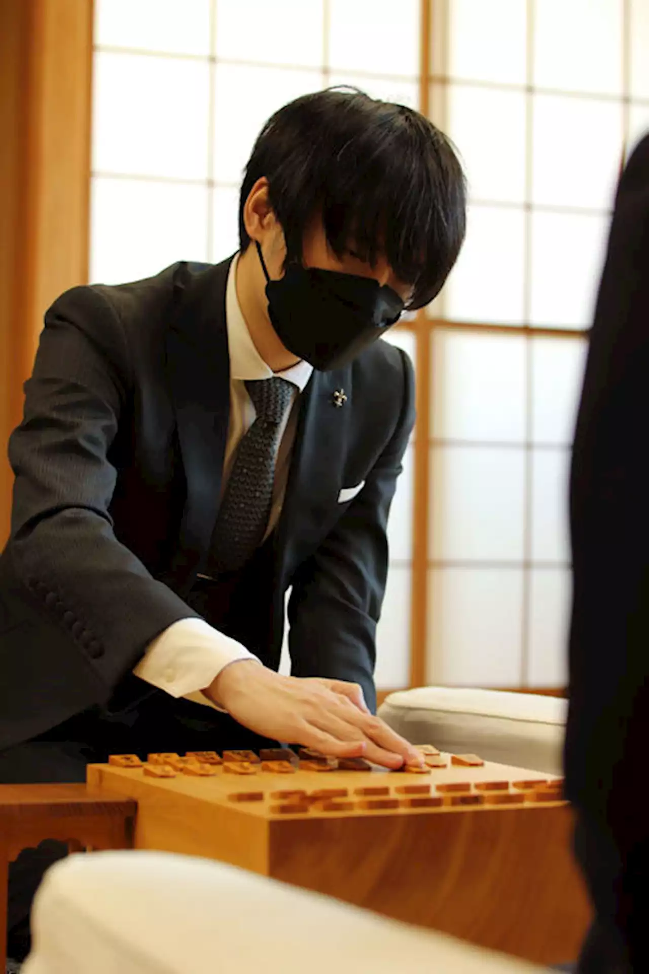 【棋王戦】佐藤天彦九段が藤井竜王撃破「最後の最後で勝ちに」この日は終盤もしっかりマスク着用 - 社会 : 日刊スポーツ