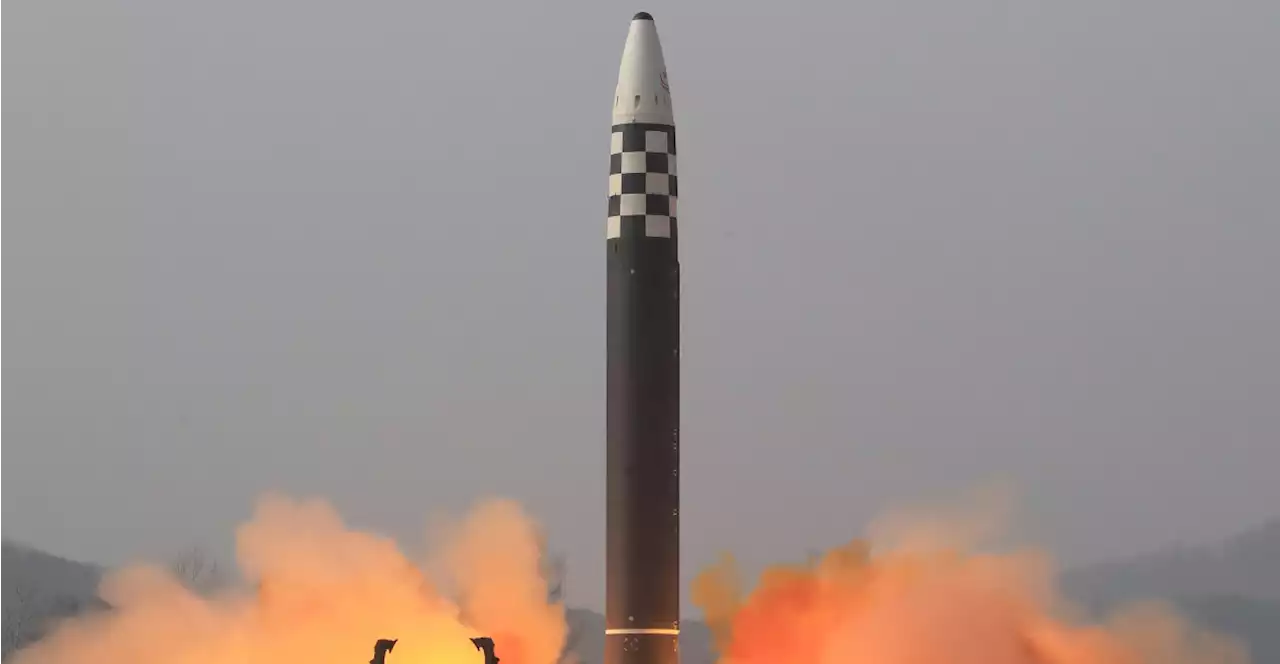 북한, '화성-17형' ICBM 발사... 2단 분리 뒤 추락 추정