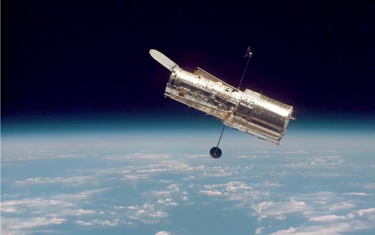 NASA Is Studying a Private Mission to Boost Hubble&rsquo;s Orbit. Is It Worth the Risk?