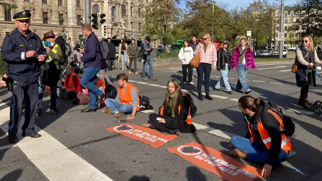 München: Klimaaktivisten kleben sich am Stachus fest