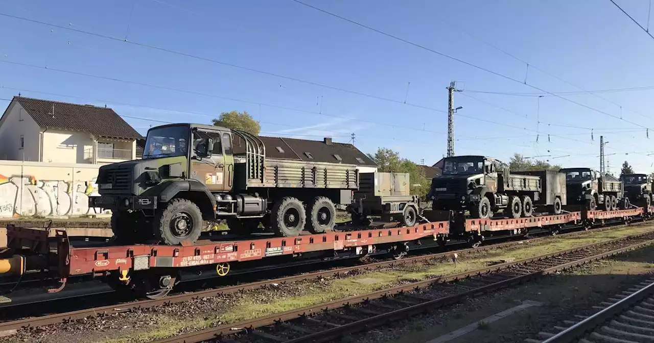 Schweres Gerät auf Schienen unterwegs: Güterzüge mit französischem Militärgerät sorgen für Aufsehen im Saarland