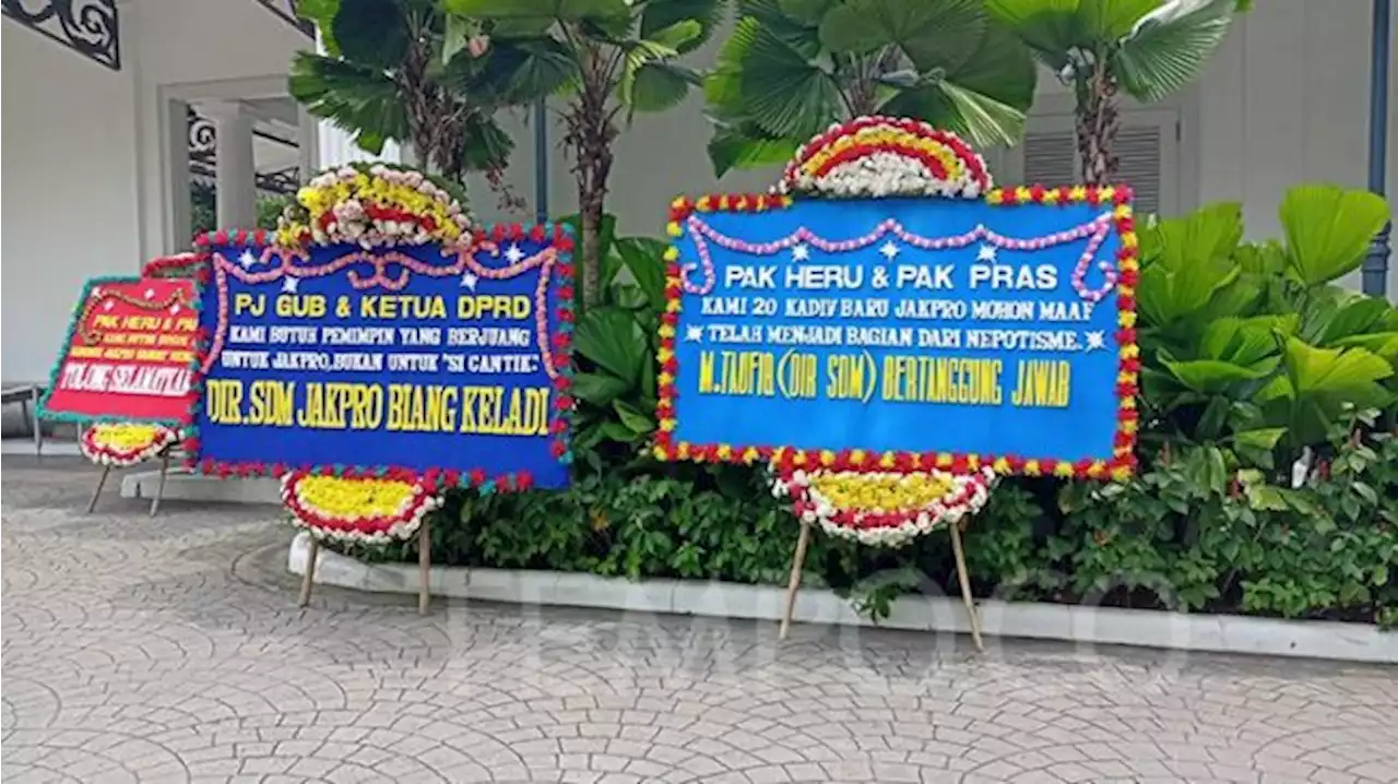 Tiga Karangan Bunga Selamatkan Jakpro untuk Heru Budi Dibuang Petugas Balai Kota