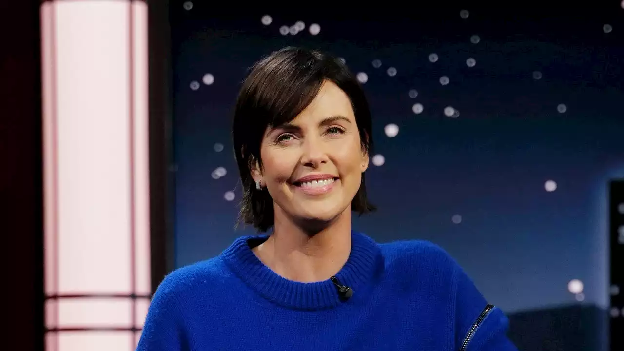 Charlize Theron porte le combo mode parfait pour allier élégance et confort cet automne