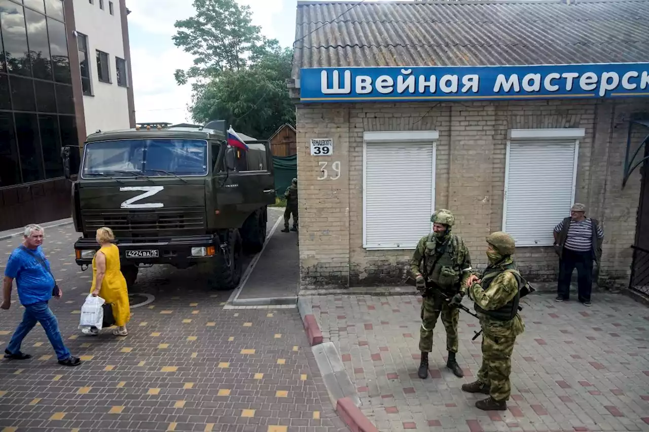 Russians try to subdue Ukrainian towns by seizing mayors