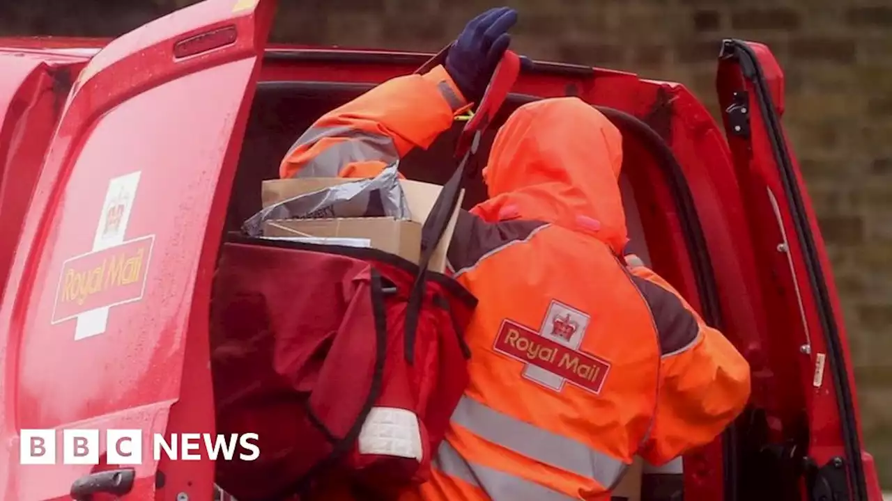 Royal Mail staff say parcels prioritised over letters