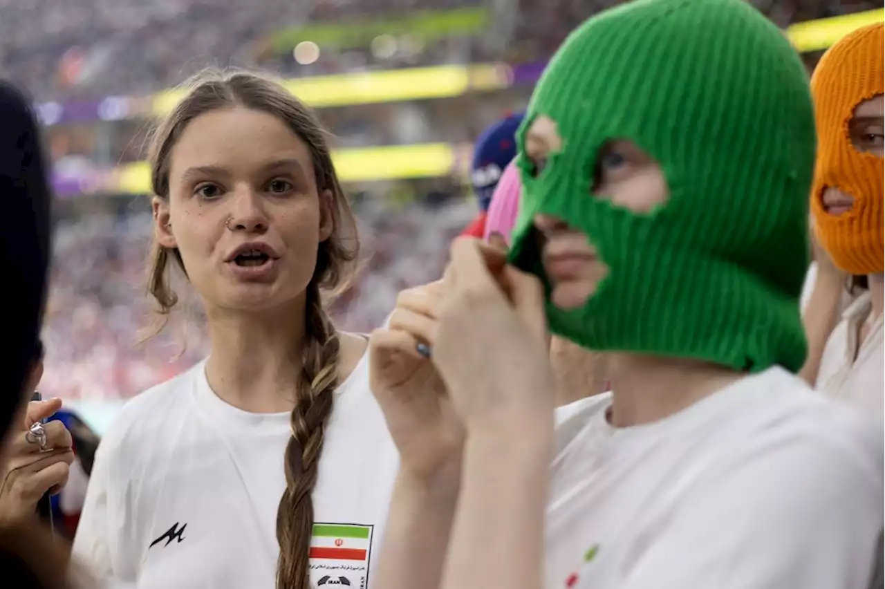 Pussy Riot bei WM: Solidarität für Frauen im Iran auf der Tribüne