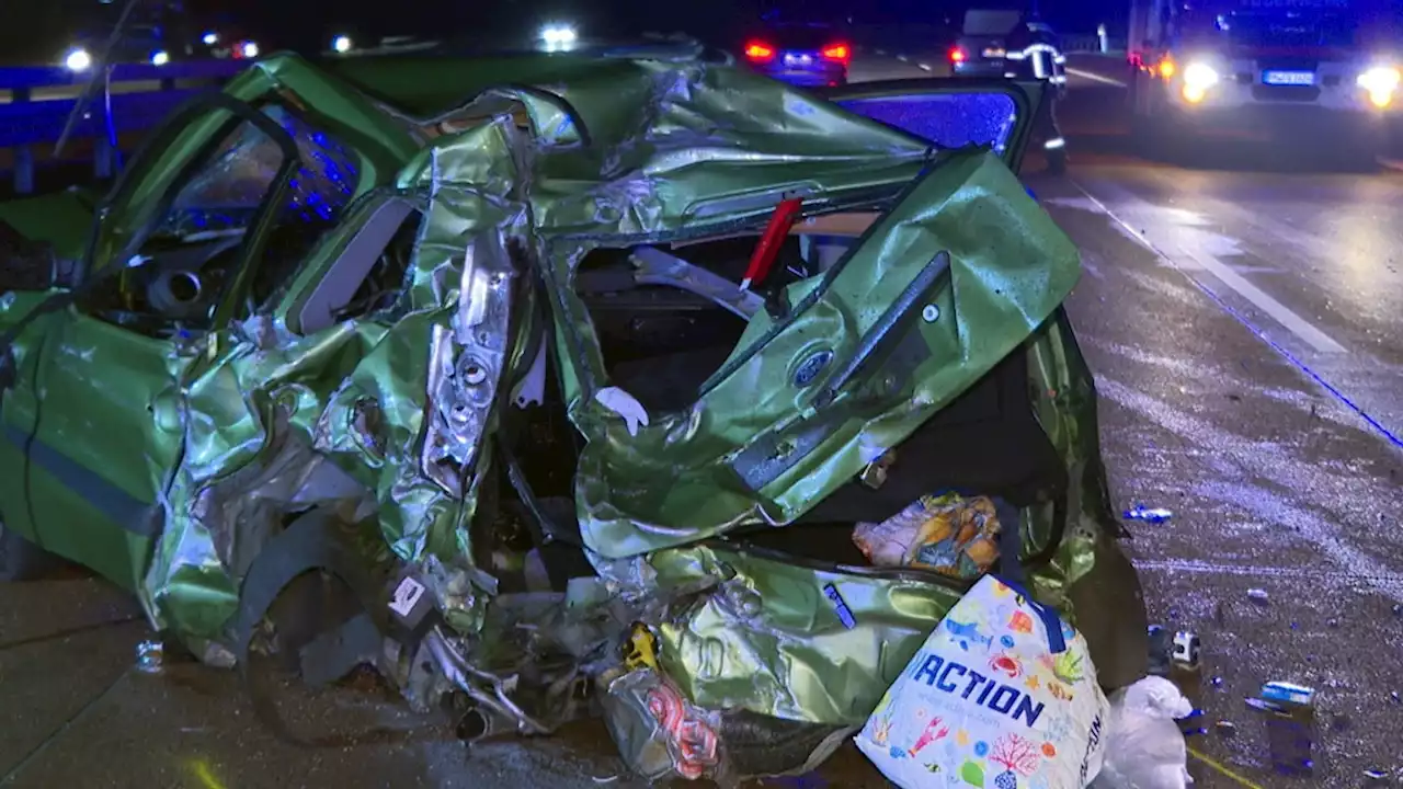 Kurierfahrzeug kracht in Kleinwagen: Tödlicher Unfall auf A9