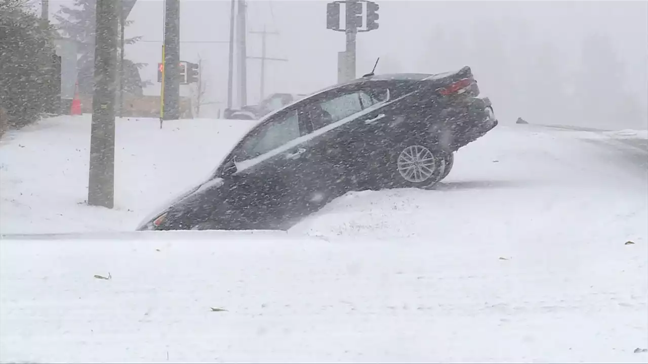 Mid-Island bears brunt of snow, causing crashes and outages