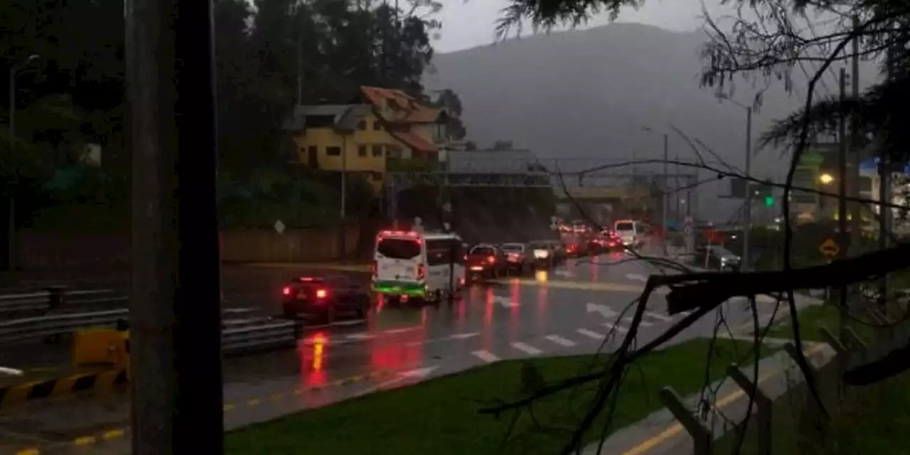 Cierre total de vía a La Calera por fuertes lluvias