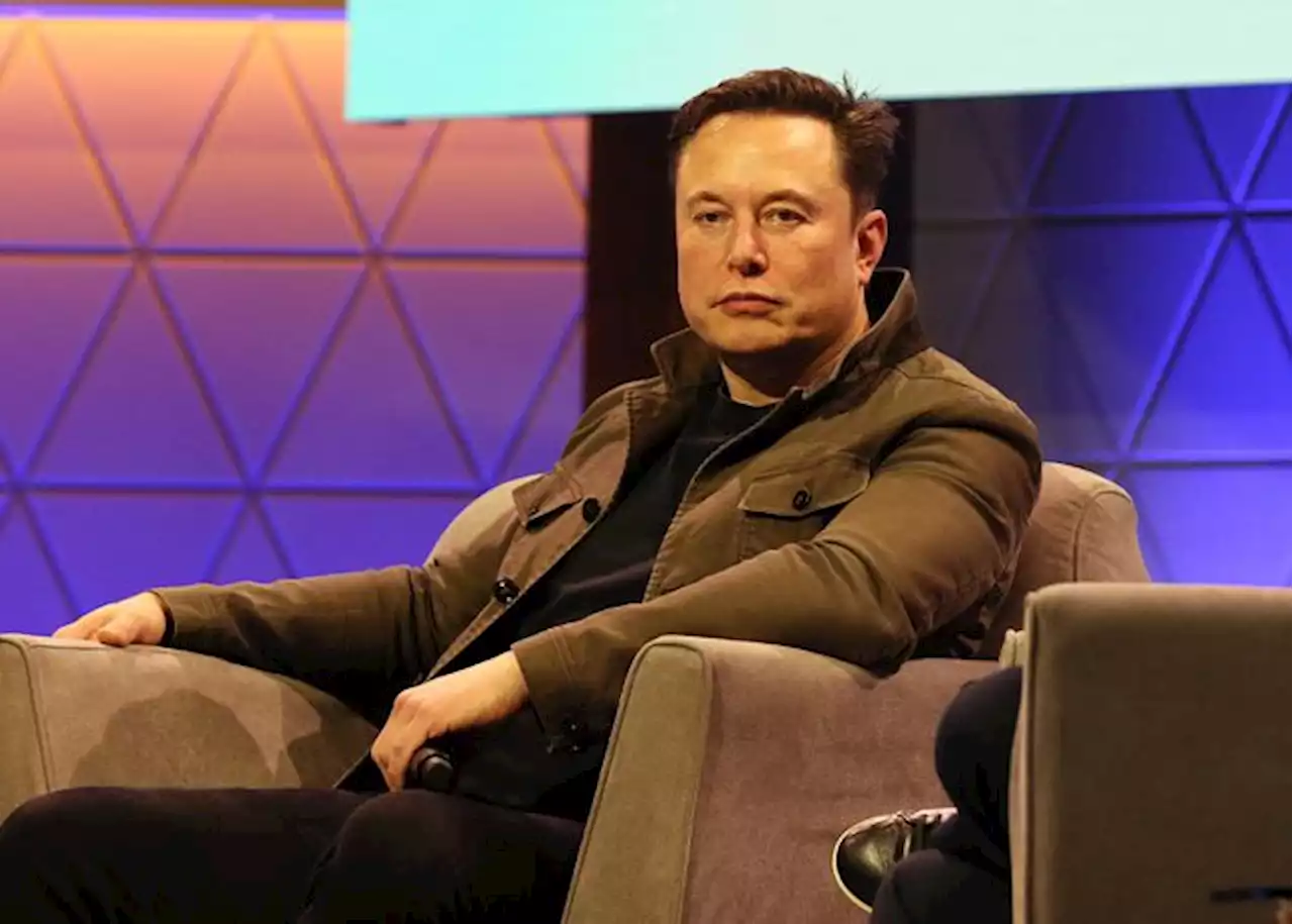 Elon Musk dice que Apple prácticamente ha suspendido sus anuncios en Twitter