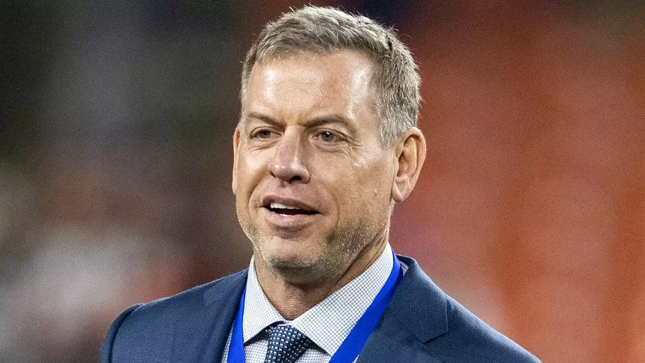 NFL Hall of Famer Troy Aikman slams Colts' during broadcast, calls the offense 'pretty dreadful'