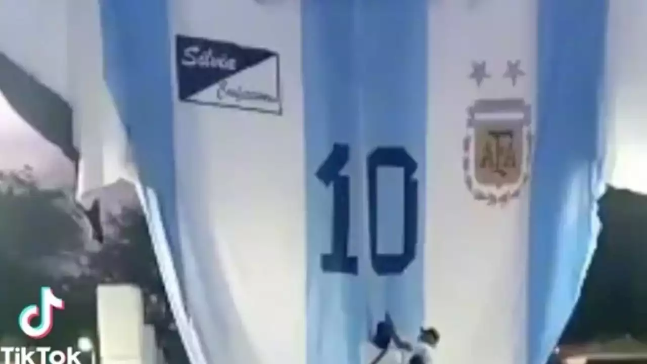 VIDEO: confeccionan playera gigante de Messi para apoyar a Argentina en el mundial