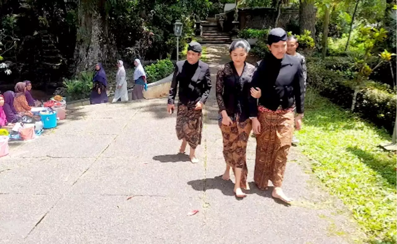 Kaesang Pangarep Bersama Erina Ziarahi Makam Raja Mangkunegaran