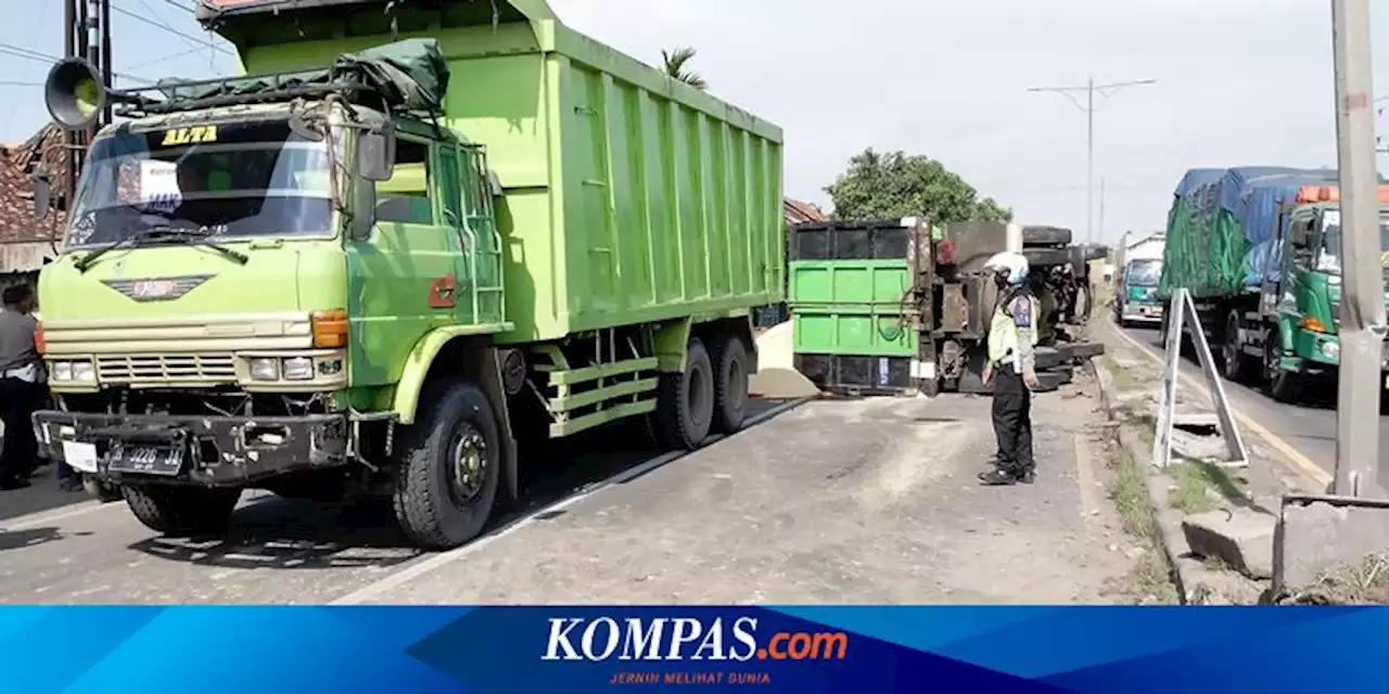 Hindari Motor, Truk Bermuatan Gula Tergelempang Tutup Jalan Pantura Brangsong