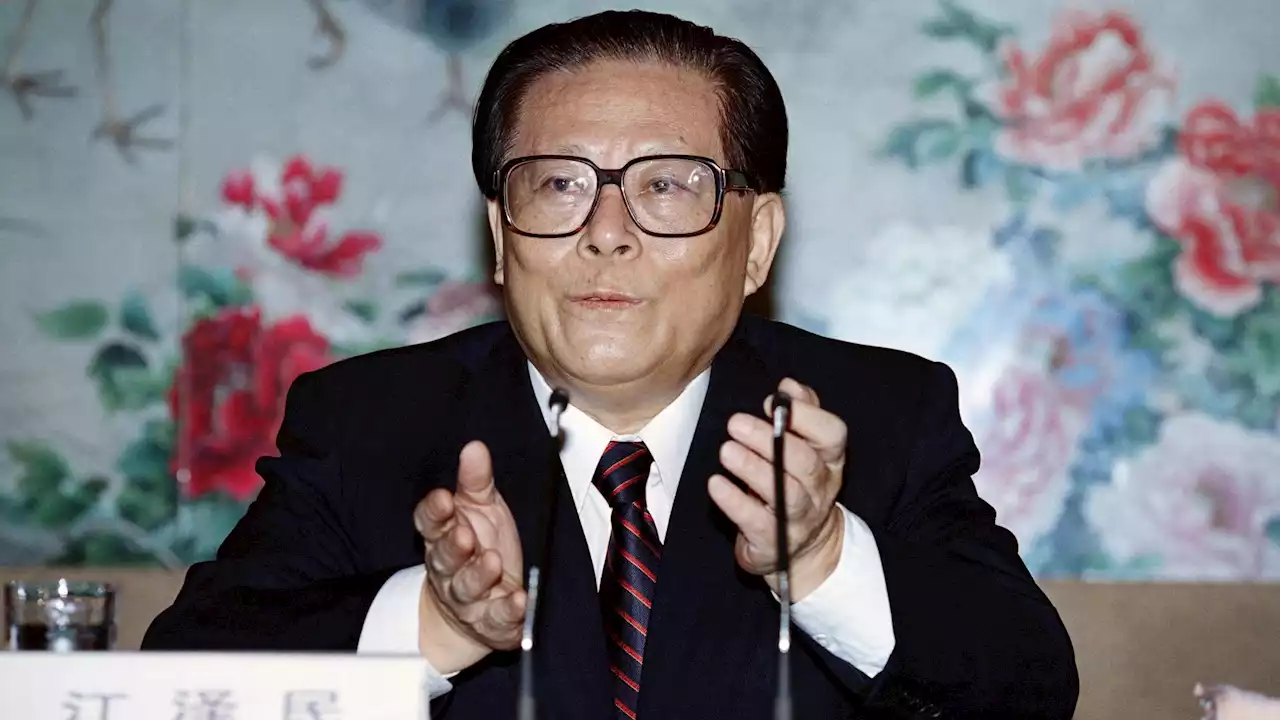 Les drapeaux en berne en Chine après la mort de l’ancien président Jiang Zemin