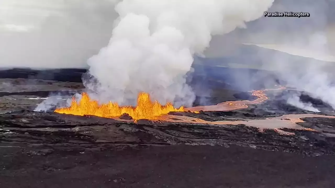 Hawaiis Mauna Loa Volcano Eruption Draws Onlookers To National Park Despite Alerts