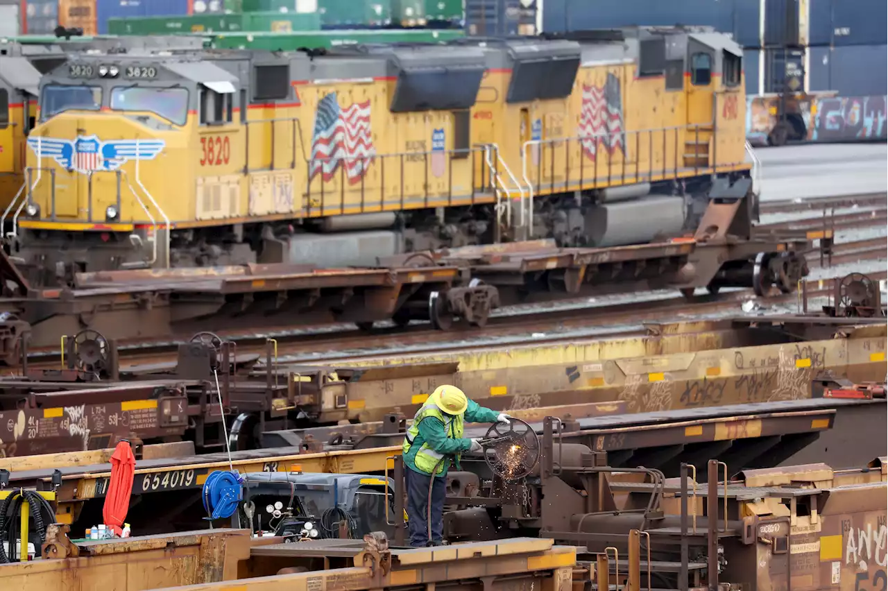 House Approves Tentative Labor Deal to Avoid Rail Strike, Sends to Senate