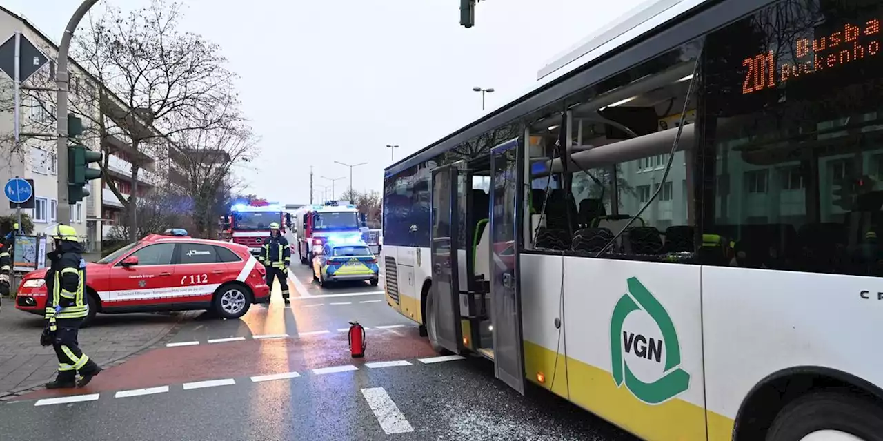 Eisenstäbe bohrten sich in Scheibe: 14 verletzte Schüler bei schwerem Busunfall in Erlangen