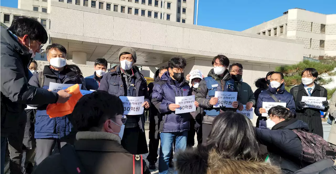 '13년만에 이겼다' 쌍용차 노동자들이 눈물 닦아준 또다른 사람들