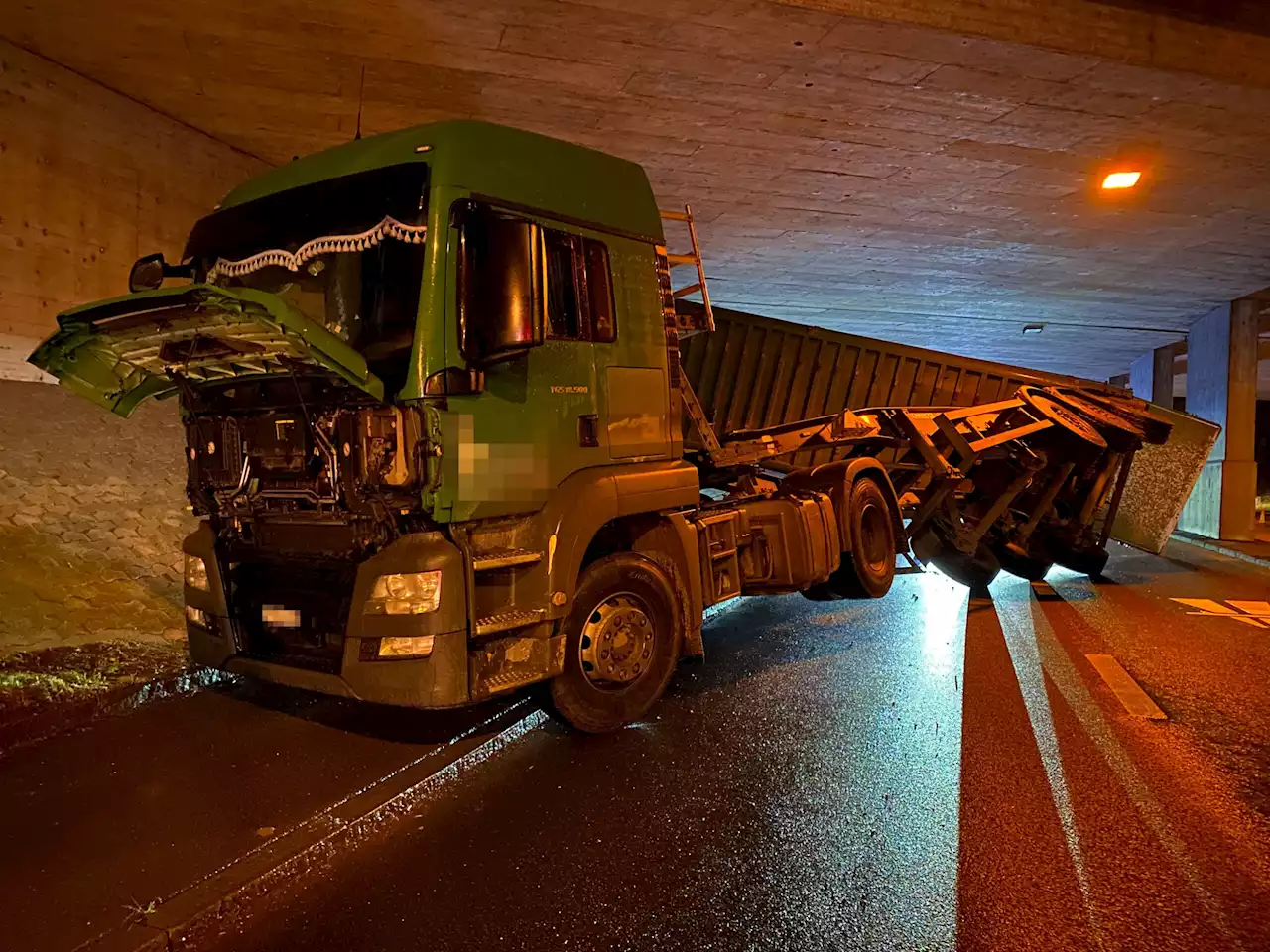 Frauenfeld TG: Unter Autobahnbrücke verkeilt – niemand verletzt