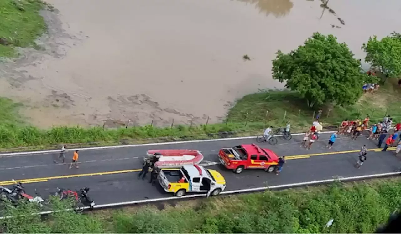 Chuva forte abre cratera em rodovia de Sergipe e deixa uma pessoa