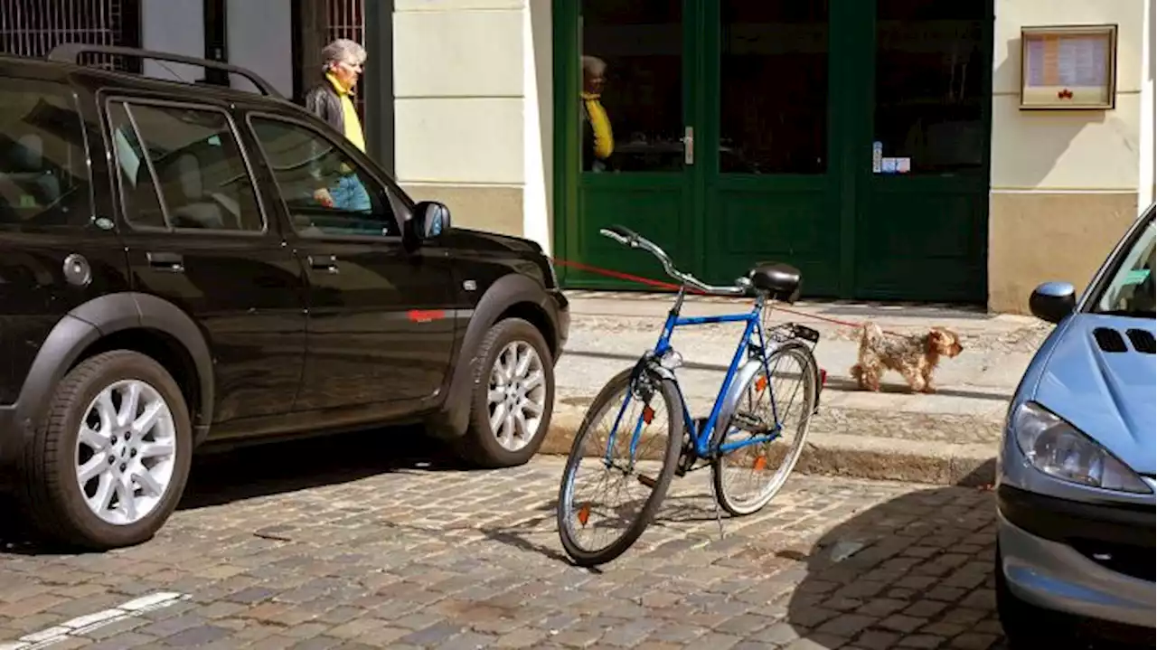 E-Roller und Leihräder dürfen ab Januar gratis auf Autoparkplätzen stehen