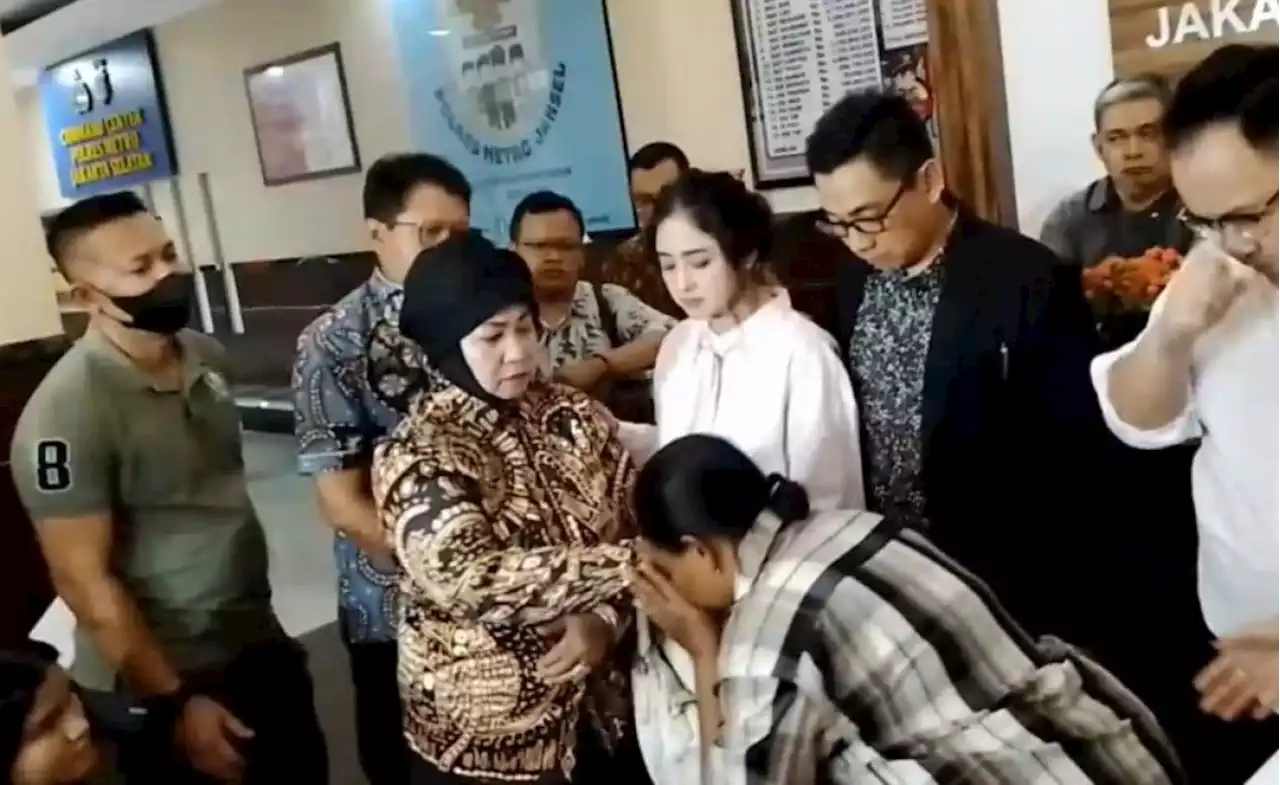 Hater Dewi Perssik Minta Maaf Sambil Bersujud: Tolong Bukakan Hati Umi