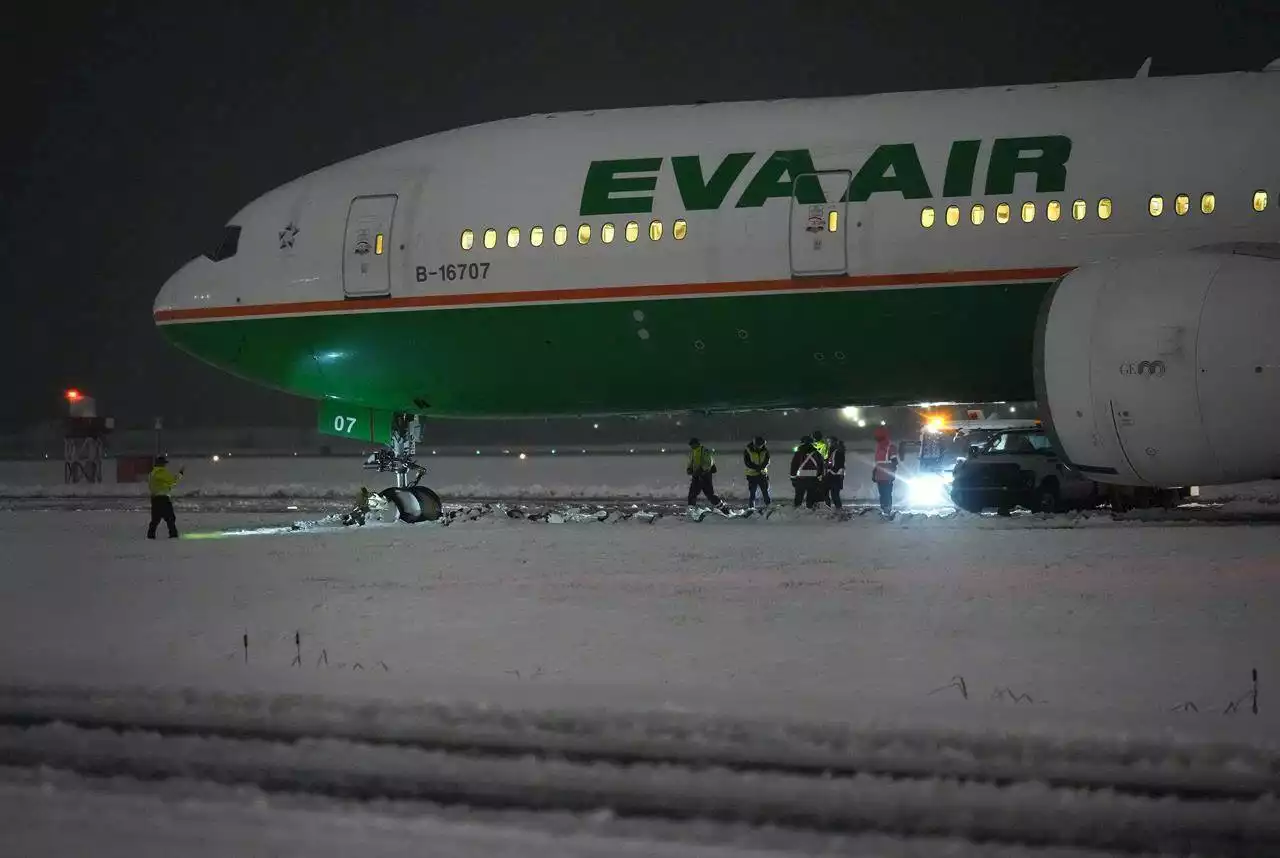 Traffic mayhem, power outages, plane off taxiway as snow hits B.C. south coast - Terrace Standard