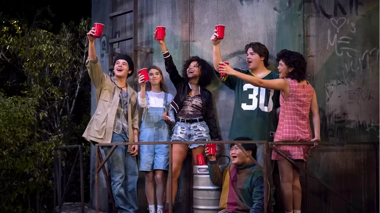 ‘That ’90s Show’ Looks Just Like ‘That ’70s Show,’ But With Flannels