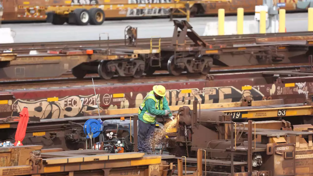 “Every Worker Deserves Paid Sick Leave”: Progressives Rally Behind Rail Workers