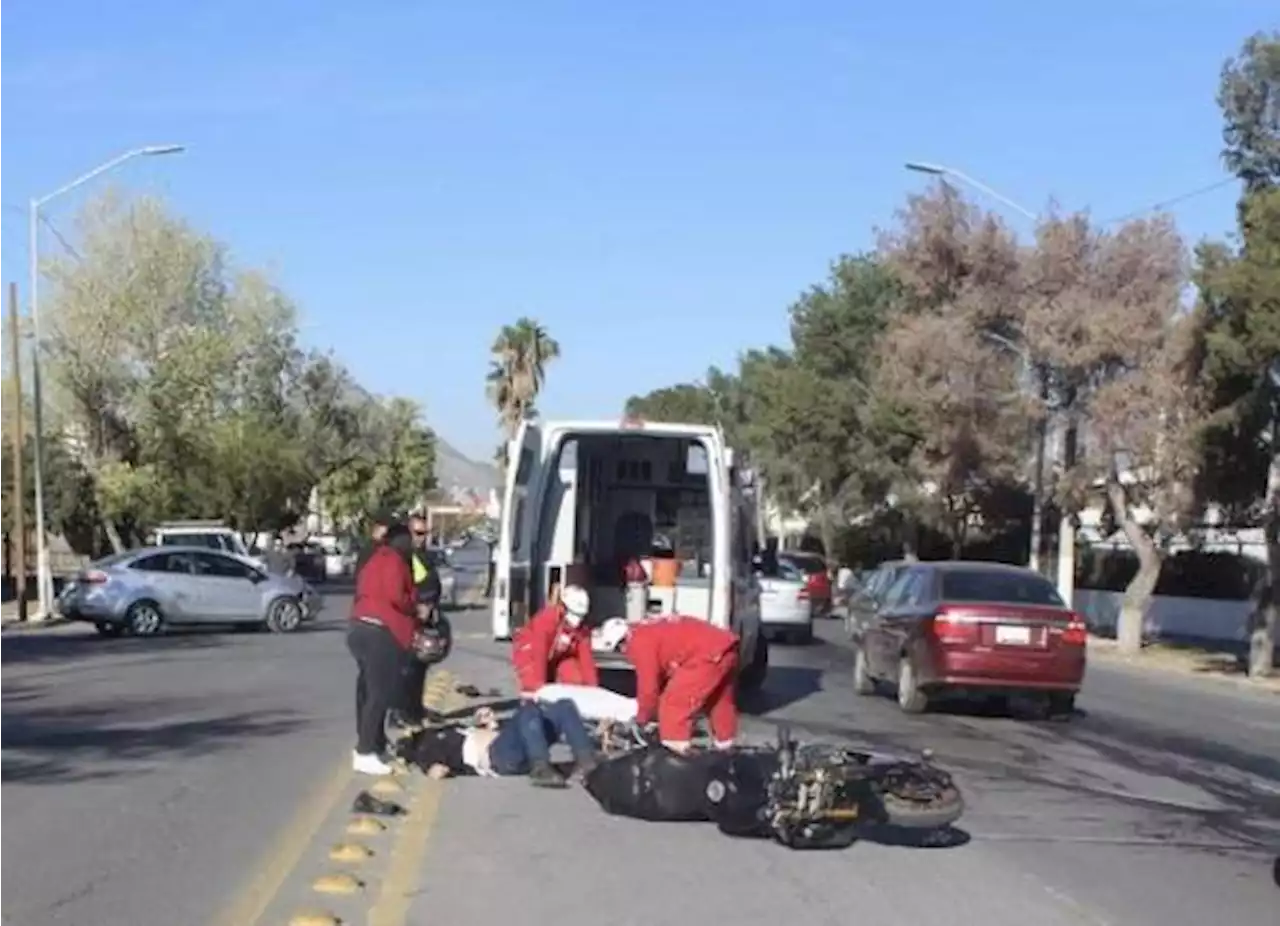 Auto no respeta alto y embiste a motociclista, en el centro de Saltillo