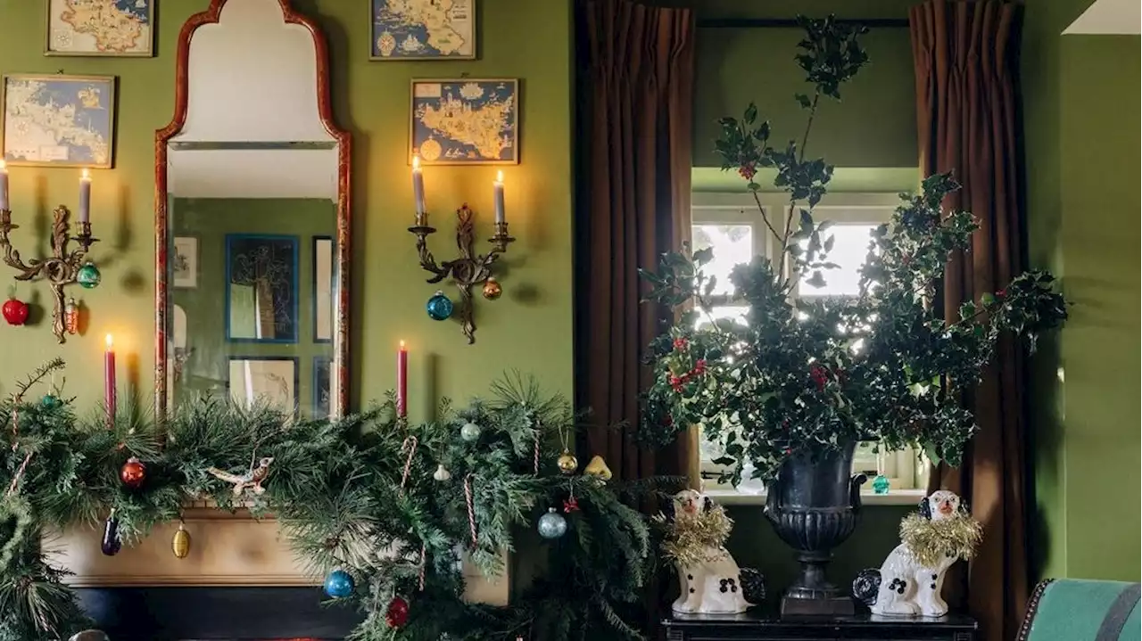 Le tendenze Natale 2022 celebrano i colori: 6 nuance magiche per addobbare la casa con stile, tra luci, ghirlande e fiocchi